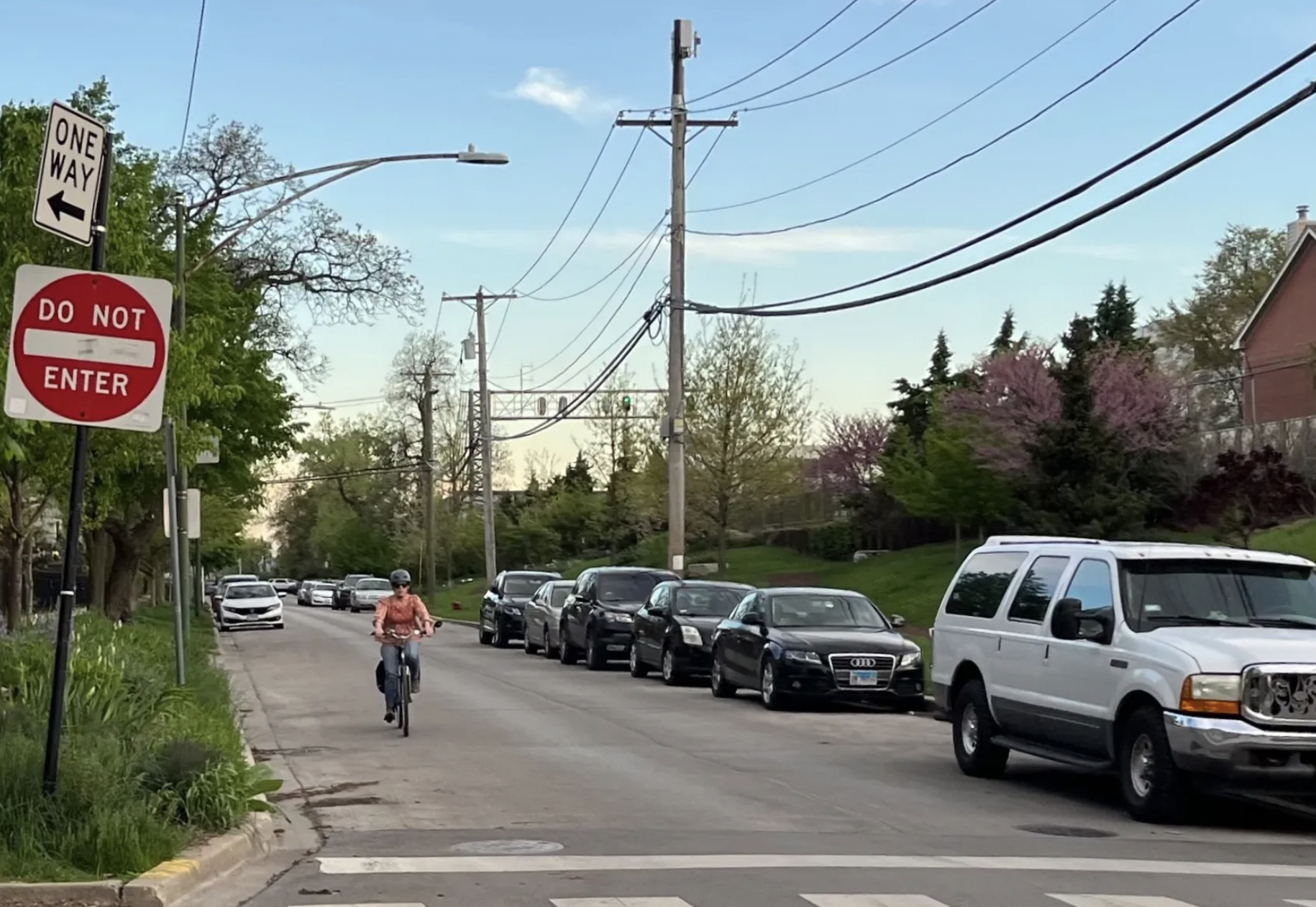 Intersection of Ravenswood Avenue with cyclist